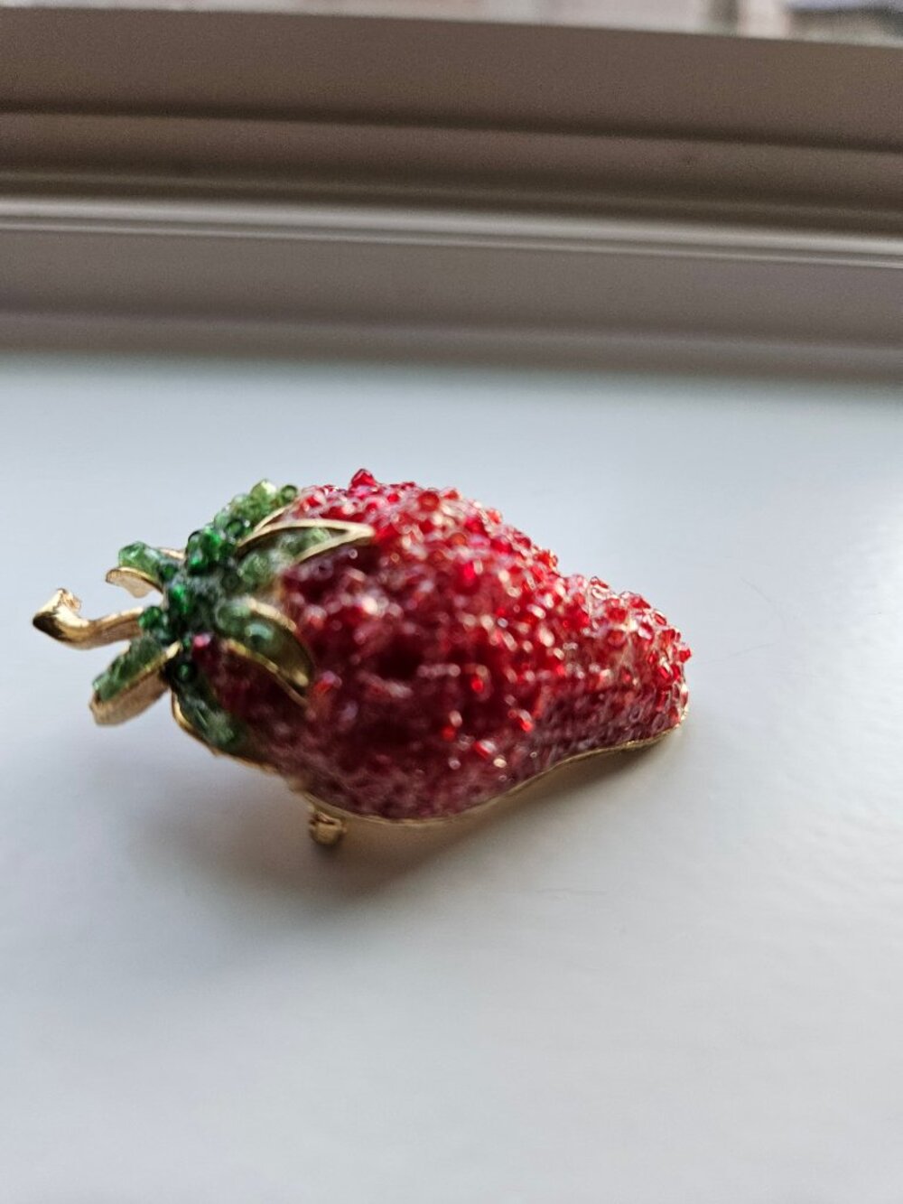 RARE & VINTAGE WEISS GLAZED STRAWBERRY CRYSTAL BROOCH /PIN IN HEAVY GOLD SETTING - Picture 6 of 15